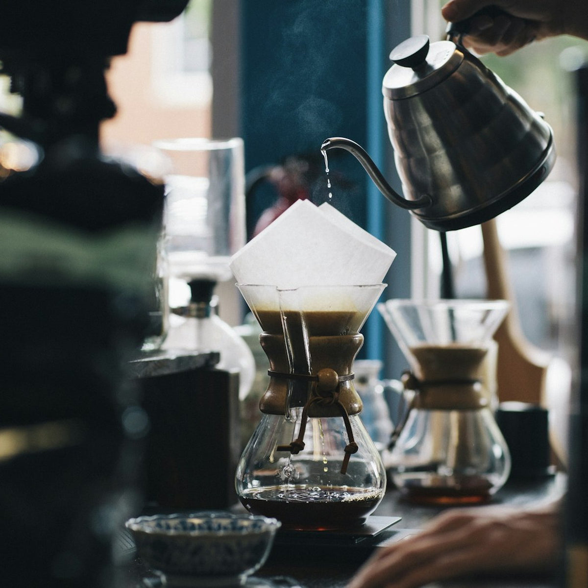 Kaffee wird von Hand aufgegossen