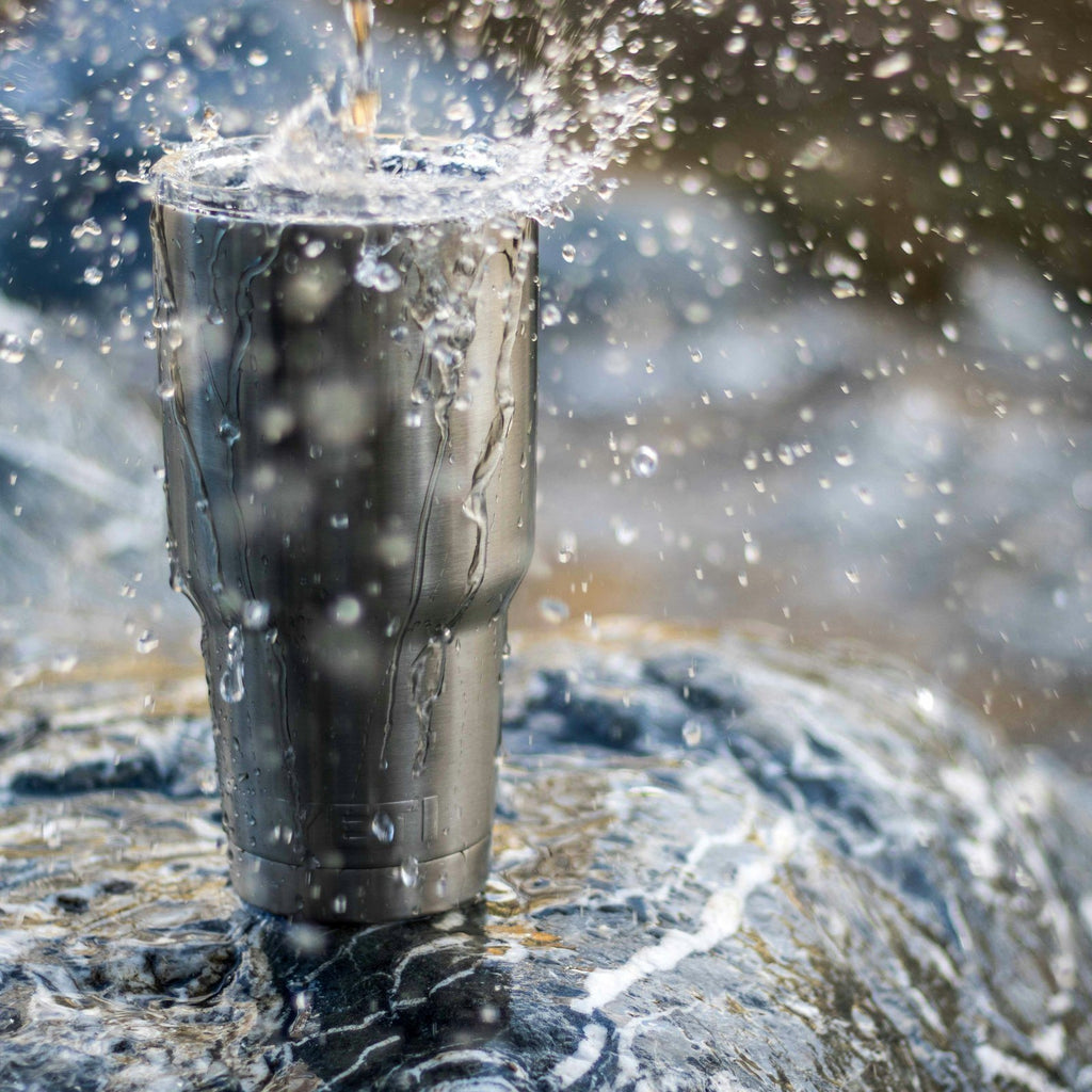 Thermobecher draußen im Einsatz