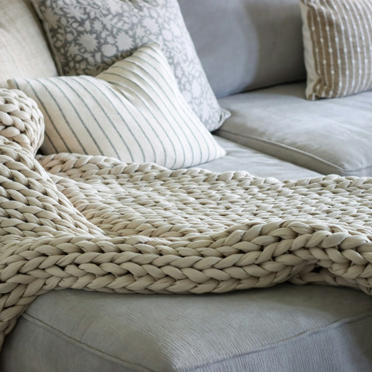 Grobstrick-Kuscheldecke auf dem Sofa