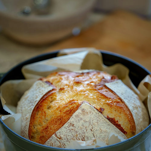 Frisch gebackenes Brot im Gusseisen-Bräter
